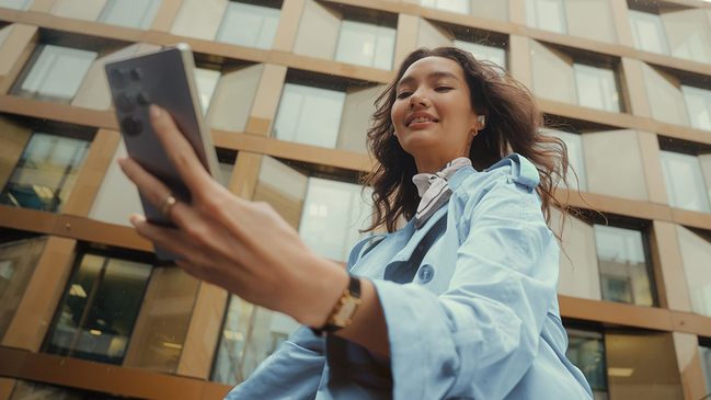Themenbild zum Swisscom Callfilter mit junger Frau und Smartphone