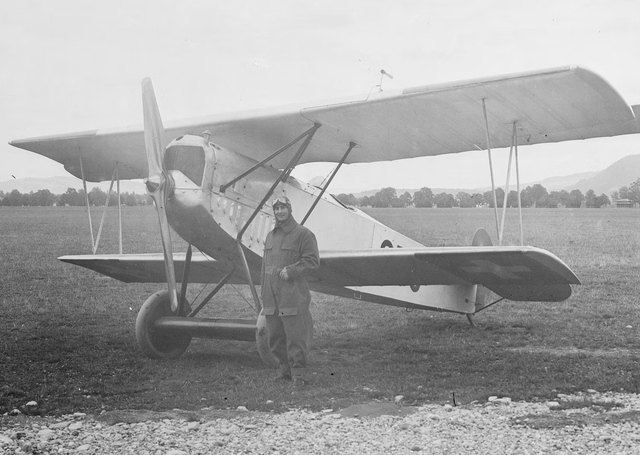 Der erste Landestopografie-Pilot Markus Burkhard auf dem Flugplatz Thun vor einer Fokker D.VII, 1928