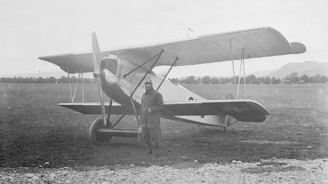 Der erste Landestopografie-Pilot Markus Burkhard auf dem Flugplatz Thun vor einer Fokker D.VII, 1928