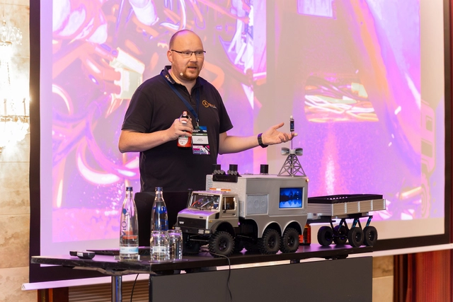 Monate Arbeit hat Georg Poweleit in Hard- und Software seines RC-Trucks gesteckt, der sich auch über LTE steuern lässt