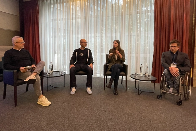 Das Diskussionspanel bei vollem Saal zum Thema Developer Productivity half gegen das Suppenkoma. dotnetpro-Chefredakteur Fernando Schneider (Moderation)  Daniel Meixner (Strategic Solutions Engineer, GitHub), Pia von Kolken (Software Engineerin und GenAI-Expertin, adesso) und Marc Schuh (Principal Consultant, TNG Technology Consulting) (von links) 