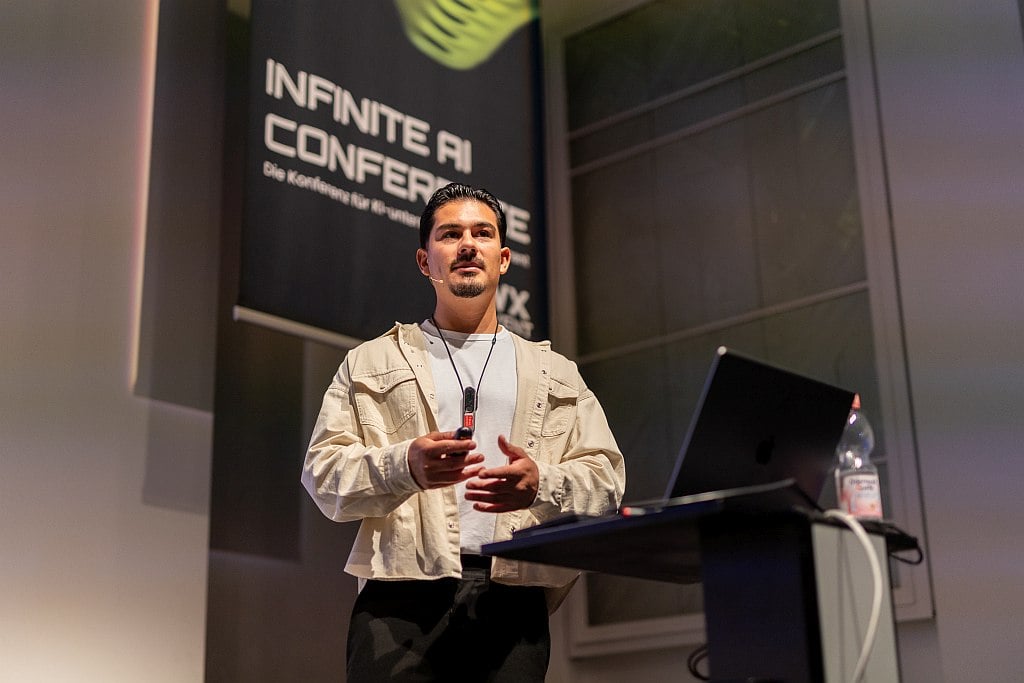 Luca Ortiz (Nelta) zeigte, wie KI-gestützte Testfallgenerierung aus User Stories funktioniert und warum fachliche Präzision dabei über Schein-Coverage entscheidet