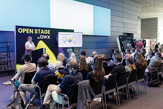 Zwischen den Partnerständen gab es noch einen Track auf der Open Stage, der gut besucht war