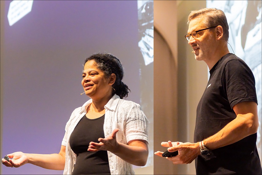 In der Keynote am zweiten Tag erklärten Dr.-Ing. Dehla Sokenou (links, WPS) und Harald Störrle (rechts, QAware), wie stark KI klassische Qualitätssicherungsprozesse auf den Kopf stellt