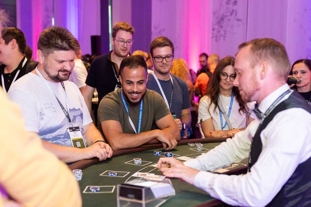 Bei der gemeinsamen Casino Night mit den Teilnehmenden der DWX 2026 wurde an Spiel­tischen mit Profi-Croupiers um echte Jetons gepokert, gewürfelt und Roulette gespielt. 