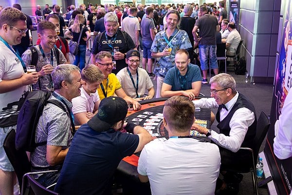 Ausklang: Nach einem Tag mit intensivem Lernen gibt es für Teilnehmerinnen und Teilnehmer Spiel und Spaß bei der Casino Night.