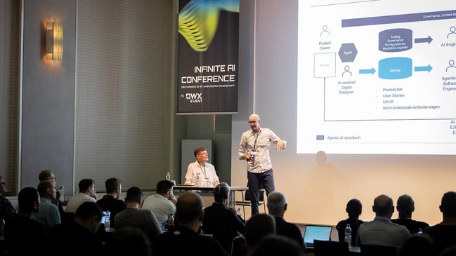 Ab in die Realität: Wolfgang Keller (links, objectarchitects) und Alexander Hofmann (MaibornWolff) zählten die Probleme bei der Entwicklung mit der KI auf.