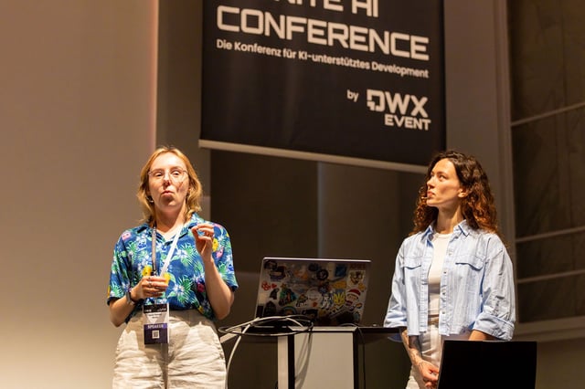 Olena Borzenko (rechts, Xebia) und Marie-­Theresa Brosig (links, GitHub) zeigten, wie sich die Softwareentwicklung in eine AI-native Zukunft wandelt