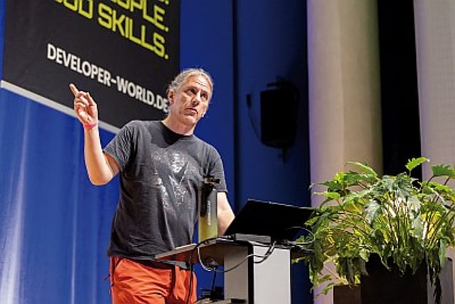 Eberhard Wolff stellte die unbequeme Frage, ob KI überhaupt ein taugliches Werkzeug für Architektur sei