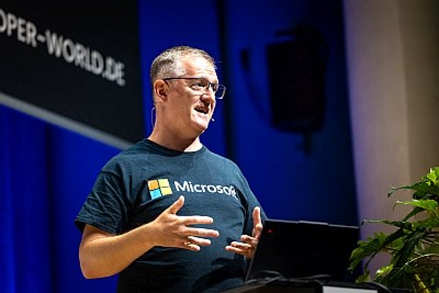 Lee Stott hielt die erste Keynote. Sein Punkt: GitHub Copilot ist längst das Tor zu ganzen agentischen Workflows.