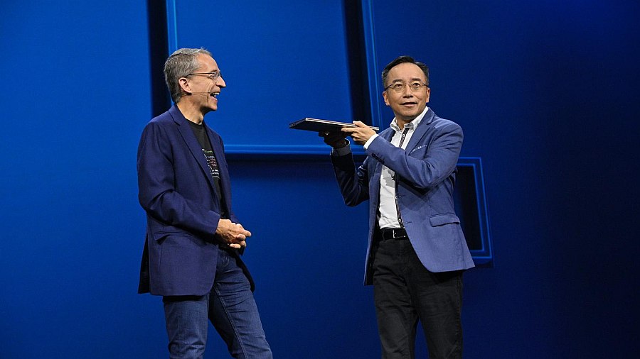 Patrick Gelsinger mit Jerry Kao, der ein Acer-Notebook hält