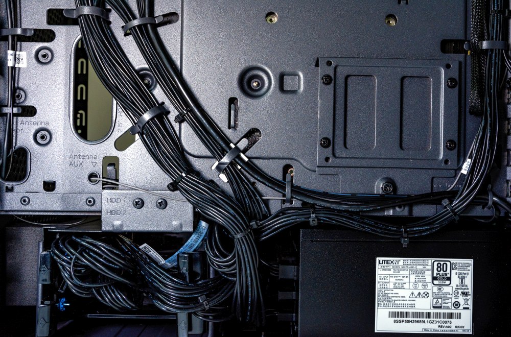 Ein Kabelbaum, mit Kabelbindern zusammengeschnürt