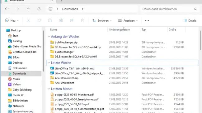 Ein Explorer-Fenster zeigt den Downloads-Ordner nach Zeitspanne gruppiert