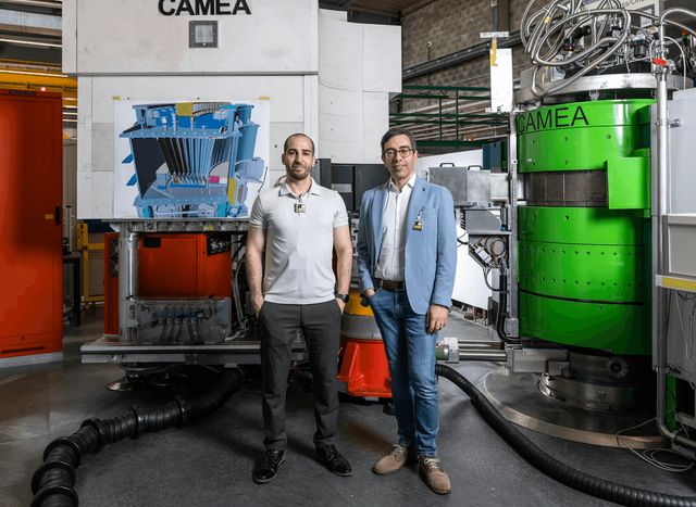 Edan Bainglass und Giovanni Pizzi.Neutronen-Streuexperiment CAMEA am PSI