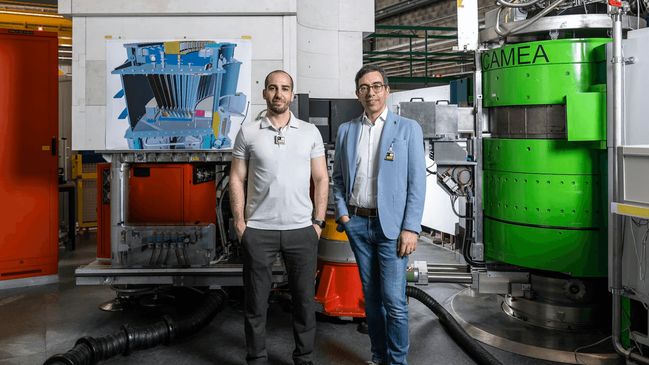 Edan Bainglass und Giovanni Pizzi.Neutronen-Streuexperiment CAMEA am PSI