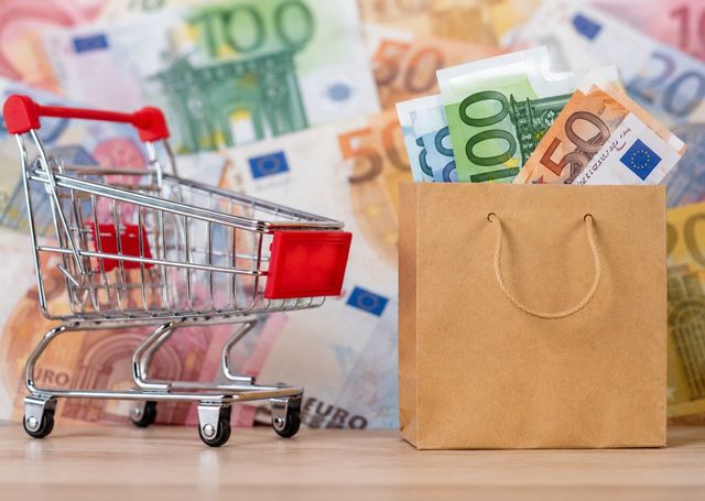 Einkaufswagen mit Geldscheinen