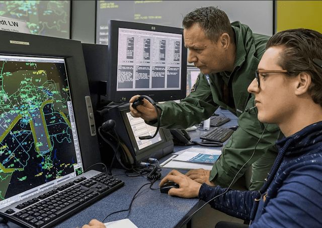 Fluglotse und Chief Air Defense Officer vor dem Überwachungssystem