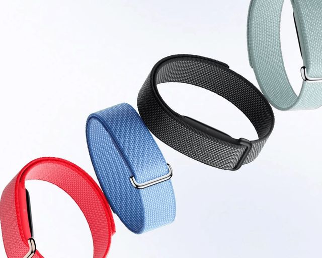 Fitbit Air Fitnessarmbänder in vier Farben.