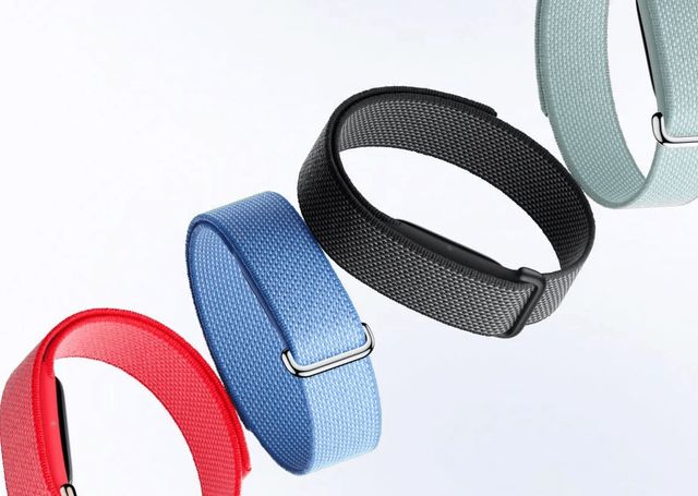 Fitbit Air Fitnessarmbänder in vier Farben.