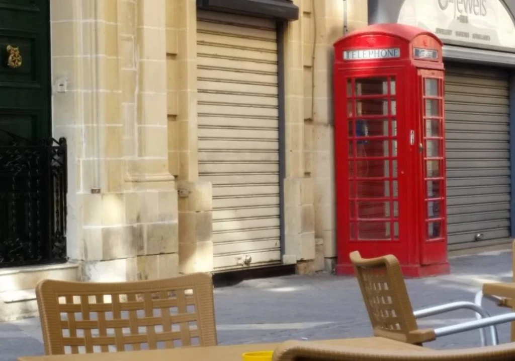 Eine rote Telefonzelle