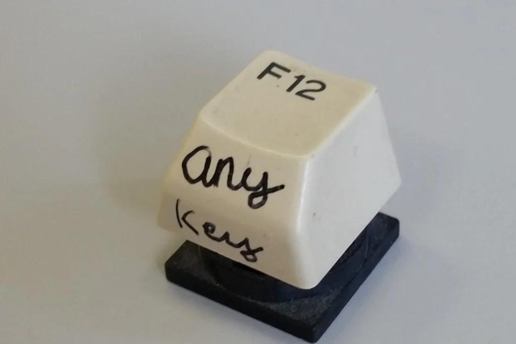 Aus Tastatur gelöste Taste mit Aufschrift 