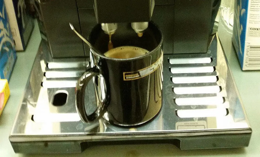 Kaffeetasse wird von Kaffeeautomat gefüllt
