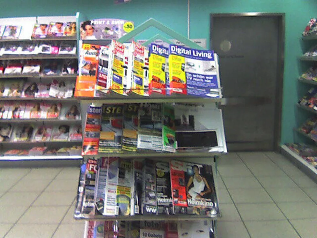 Ein Regal mit Zeitschriften in einem Kiosk
