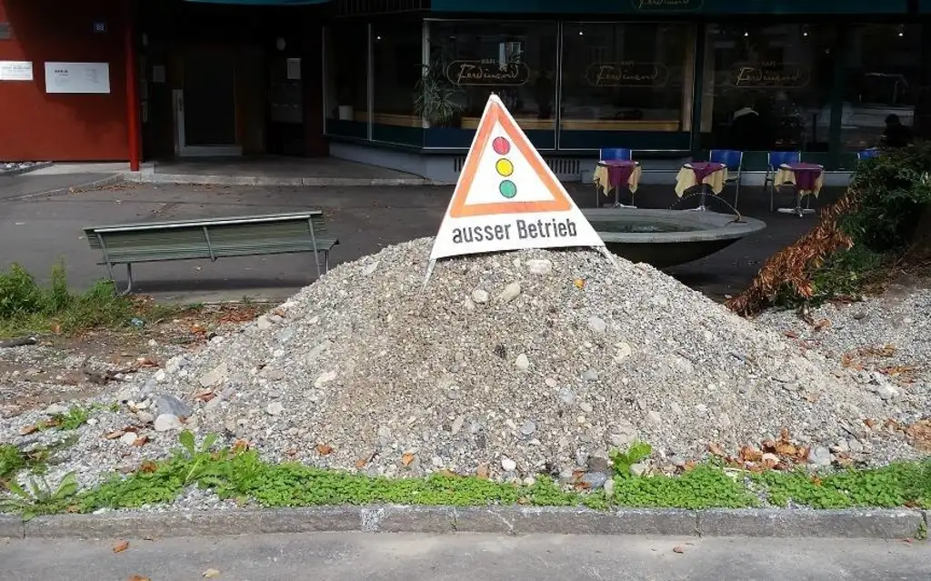 Kieshügel mit Baustellensignal 