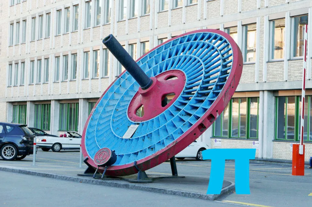 Grosses Rad mit herausragender Nabe als Skulpur auf einem Platz in Zürich