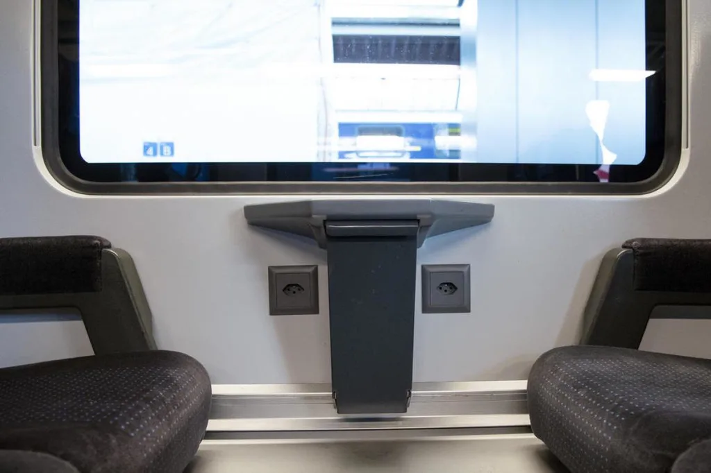 Ein Bahnabteil mit zwei Stromsteckdosen