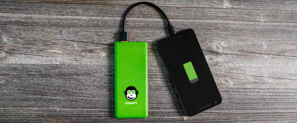 Grüner Akkuklotz mit Ladeanschluss, daran ein Smartphone