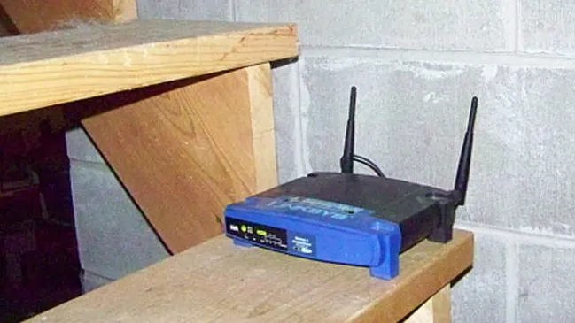 Ein Router steht auf einer Treppenstufe