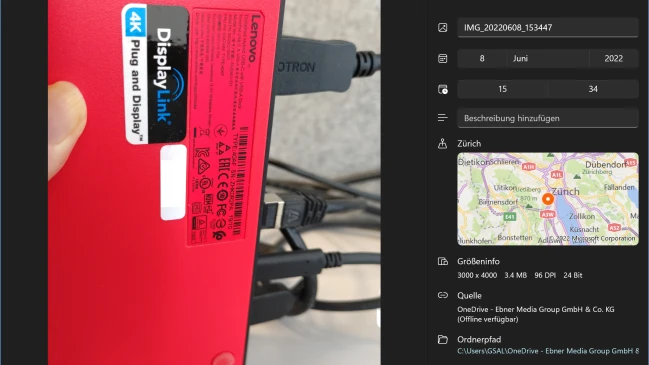 Foto einer Docking-Station, geöffnet in der Fotos-App, die Dateiinfos zeigen den Kartenausschnitt mit dem Ort der PCtipp-Redaktion