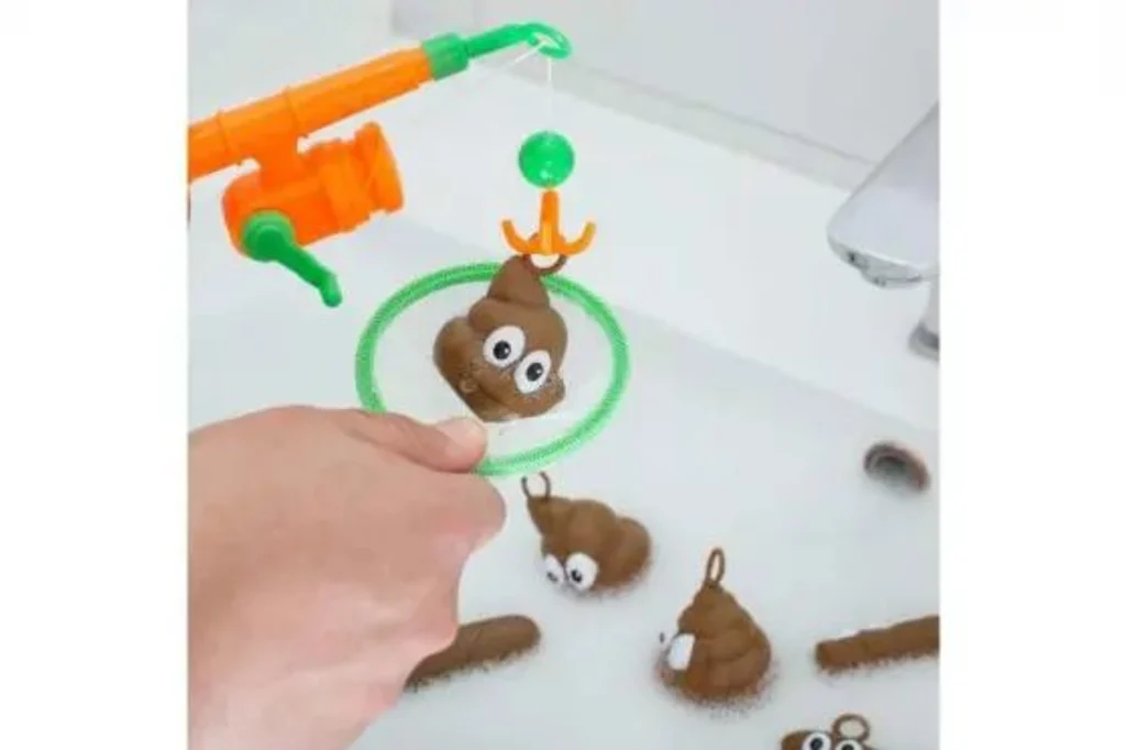 Badespielfiguren in Form des Poop-Emojis