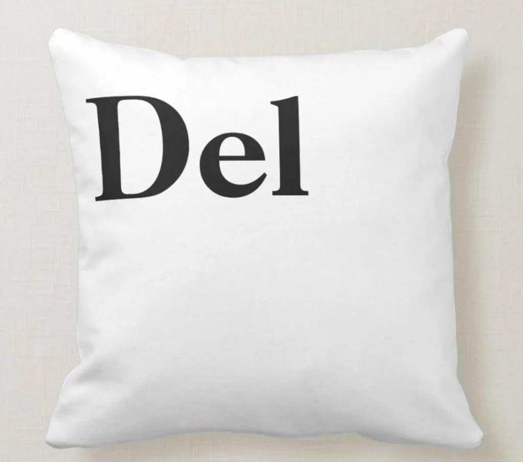Ein weisses Kissen mit der schwarzen Aufschrift 