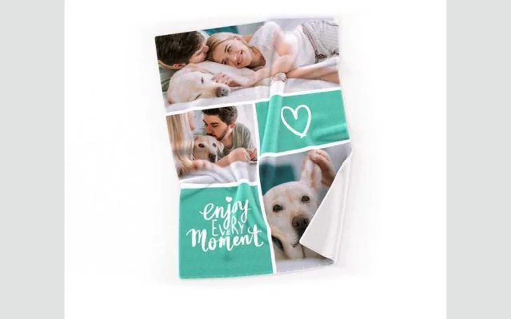 Eine Fleece-Decke mit Hundemotiv