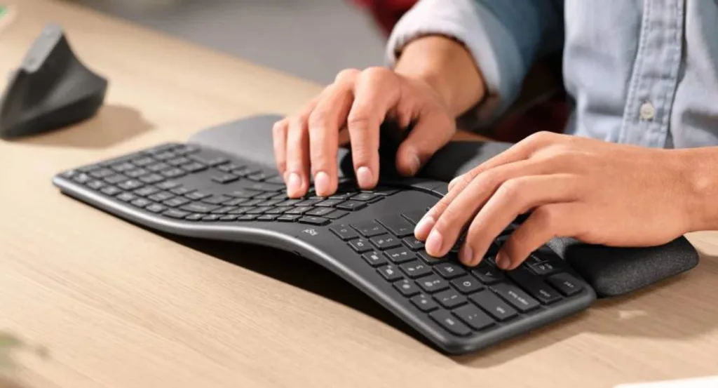 Eine leicht gebogene Logitech-Tastatur