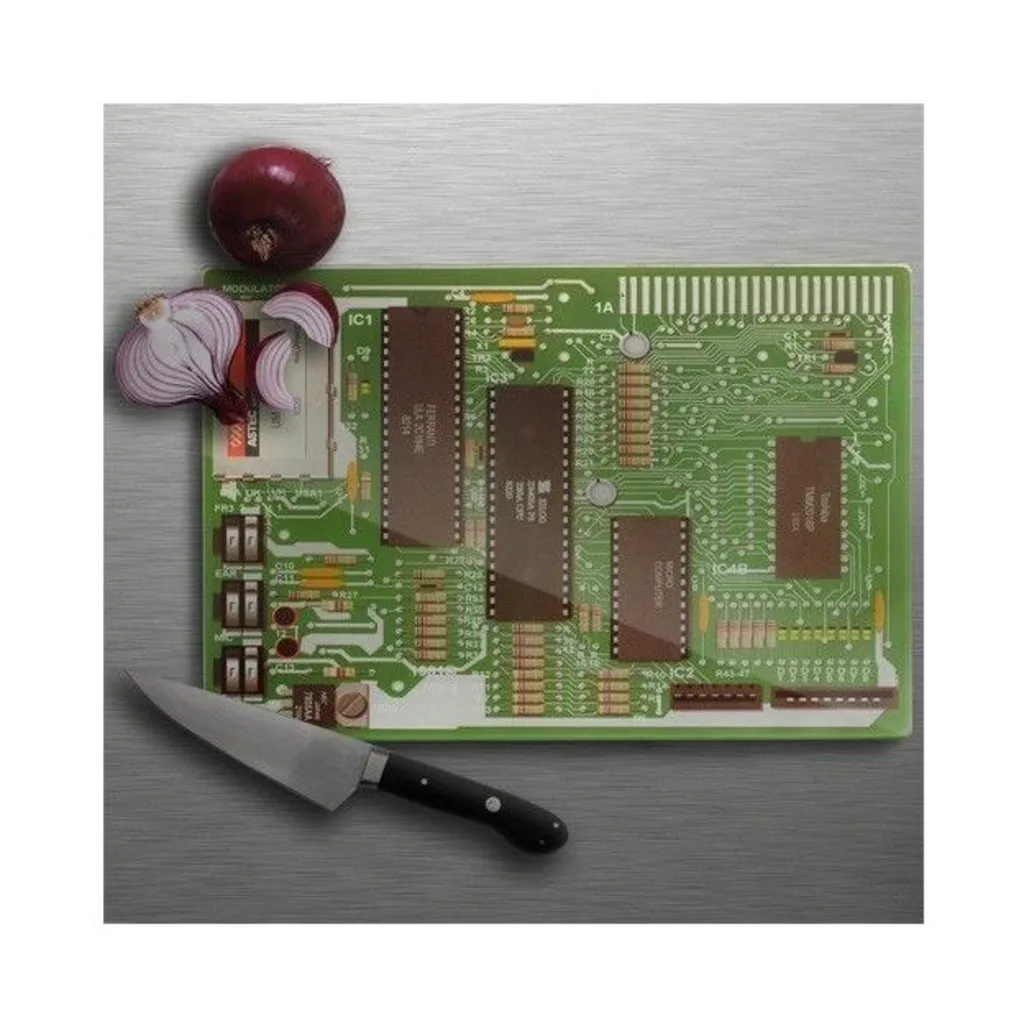 Ein Schneidebrett im Design eines Computer-Mainboards