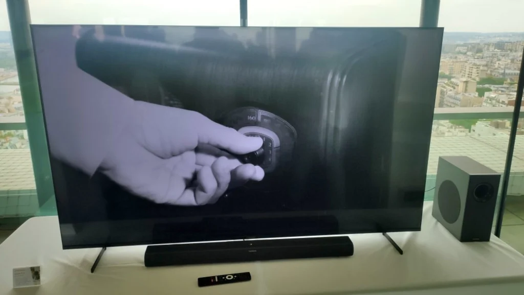 Smart-TV mit Audio-Zubehör