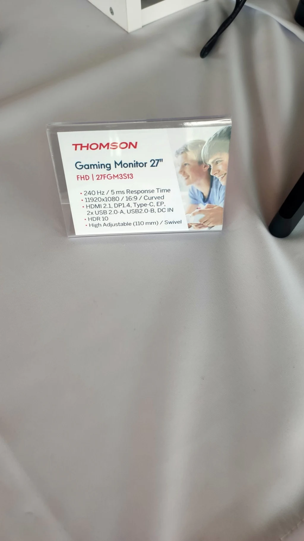 Beschreibungsschild mit Eckdaten zum Monitor