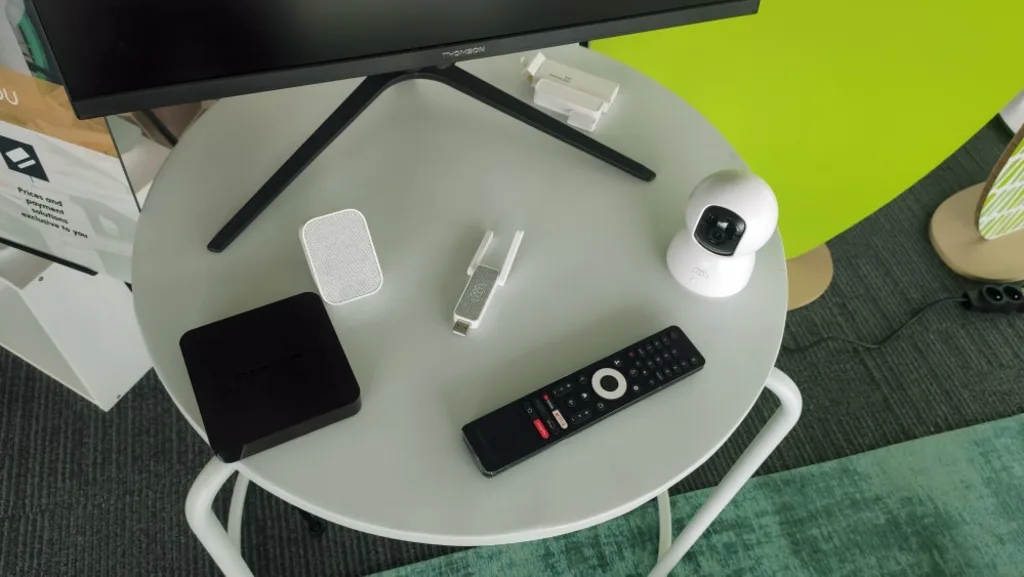 Fernbedienung, Webcam, WLAN-Adapter und Repeater