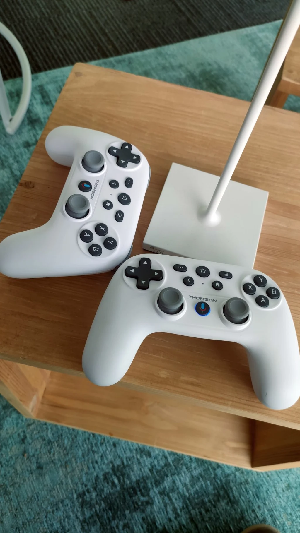 Zwei Game-Controler in Weiss