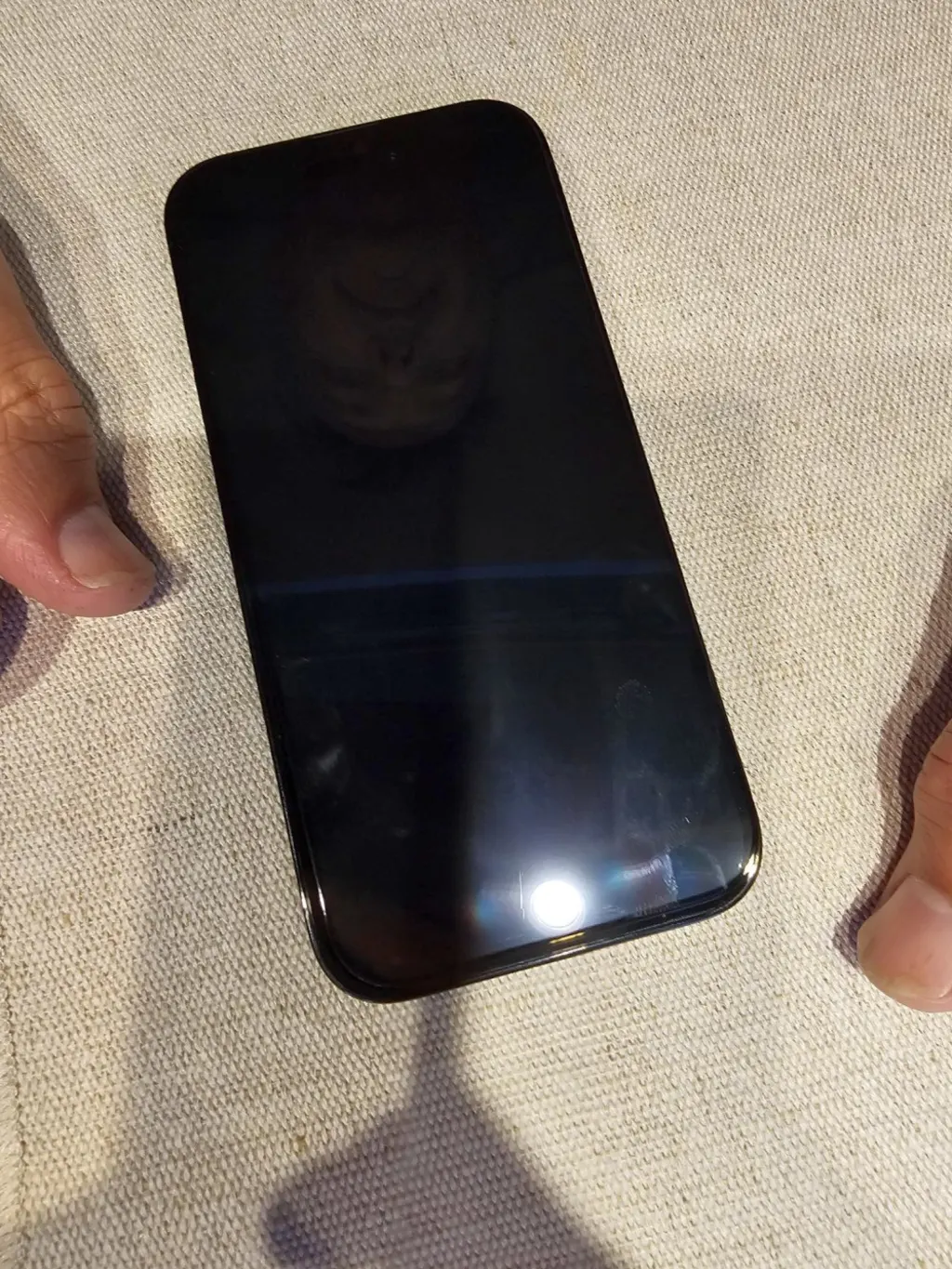 Das Schutzglas liegt auf dem iPhone 