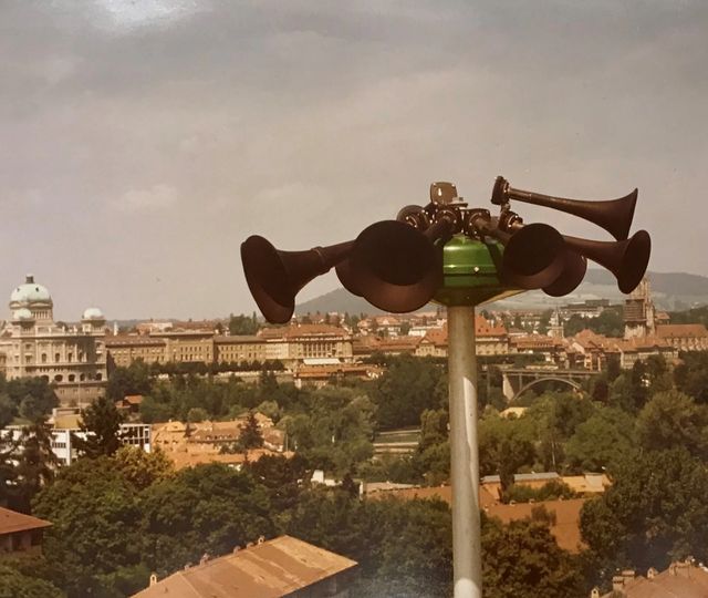 Sirene vom Typ Tyfon, im Hintergrund die Berner Altstadt mit Bundeshaus, Aufnahme aus den 1980er-Jahren.