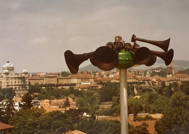 Sirene vom Typ Tyfon, im Hintergrund die Berner Altstadt mit Bundeshaus, Aufnahme aus den 1980er-Jahren.