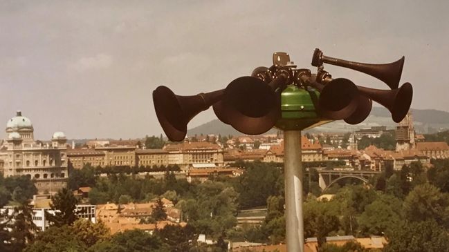 Sirene vom Typ Tyfon, im Hintergrund die Berner Altstadt mit Bundeshaus, Aufnahme aus den 1980er-Jahren.