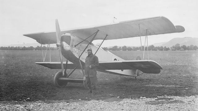 Der erste Landestopografie-Pilot Markus Burkhard auf dem Flugplatz Thun vor einer Fokker D.VII, 1928
