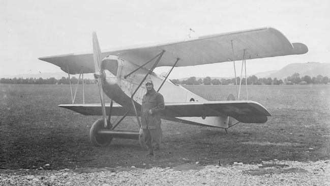 Der erste Landestopografie-Pilot Markus Burkhard auf dem Flugplatz Thun vor einer Fokker D.VII, 1928