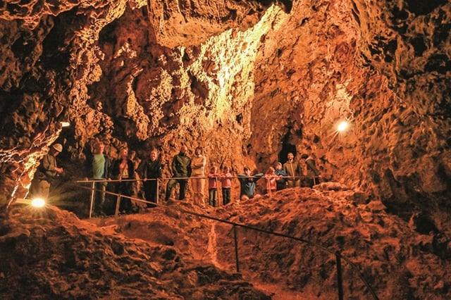 Eine Höhle mit einem Unterwassersee