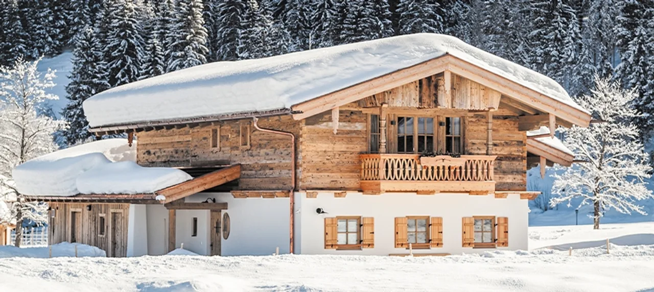 Gut Steinbach bei Reit im Winkl bei Schnee im Winter.